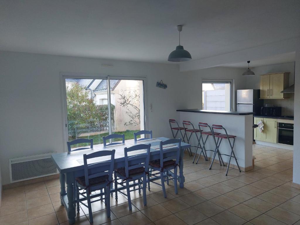 een eetkamer met een tafel en stoelen in een keuken bij Maison 400m de la mer in Pénestin