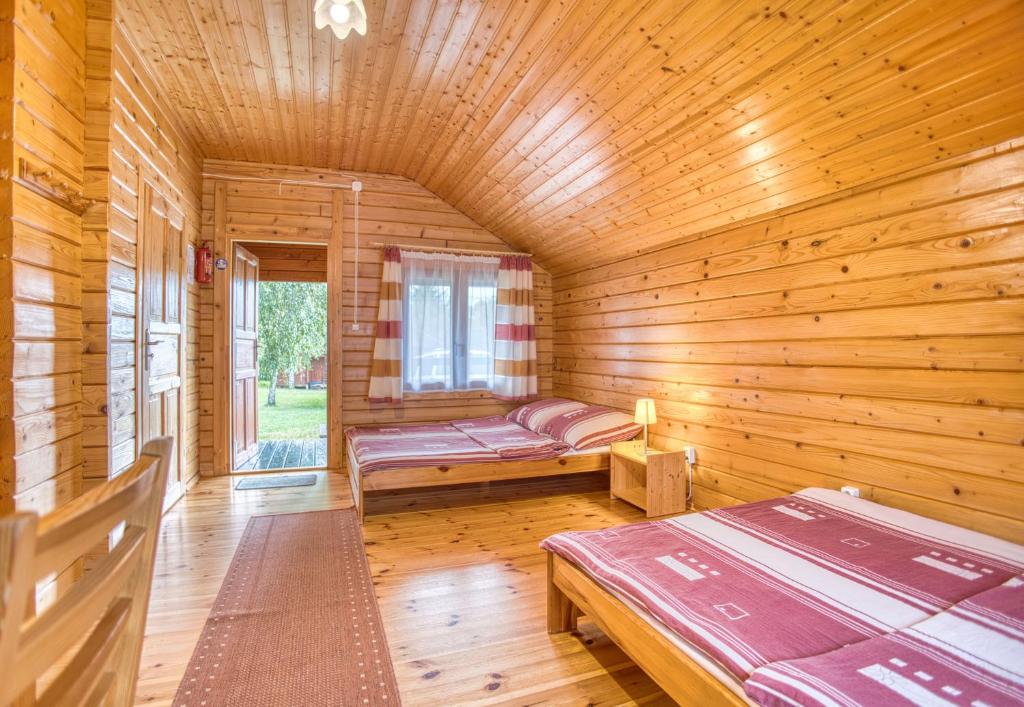 En eller flere senge i et værelse på Domki "Na Dworskiej" Polańczyk 696-025-331