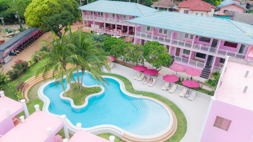 una vista aerea della piscina del resort di บ้านพวงชมพูเกาะล้าน a Ko Larn