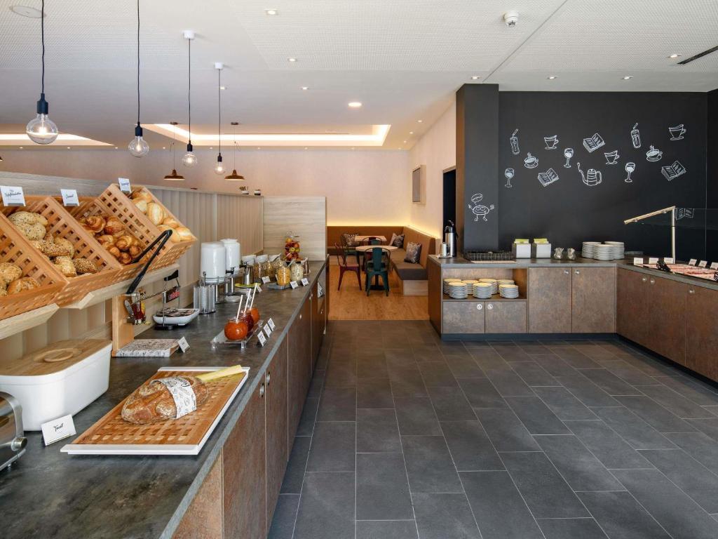 ein Restaurant mit aastery ... in der Unterkunft ibis Styles Magdeburg in Magdeburg