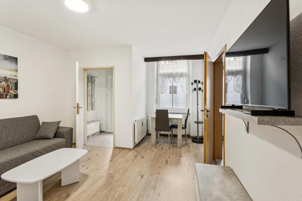 ein Wohnzimmer mit Sofa und Tisch in der Unterkunft Büchner 52-1 in Gera