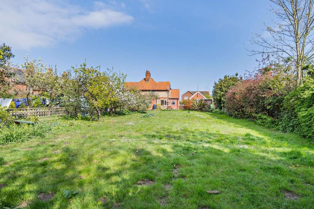 un ampio cortile con una casa sullo sfondo di 3 Bed in Bawdsey oc-p31139 a Bawdsey