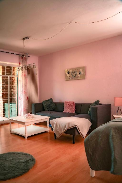 ein Wohnzimmer mit Sofa und Tisch in der Unterkunft Aurora 1 in Wiesmoor