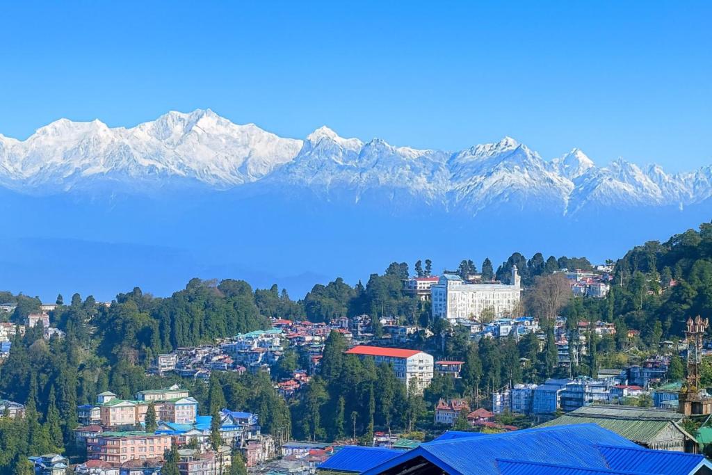 een uitzicht op een stad met bergen op de achtergrond bij Mall Road Hotel B - Annecy - Free Wifi & Restaurant Facilities - Premium Rooms - Best Location Hotel In Darjeeling in Darjeeling