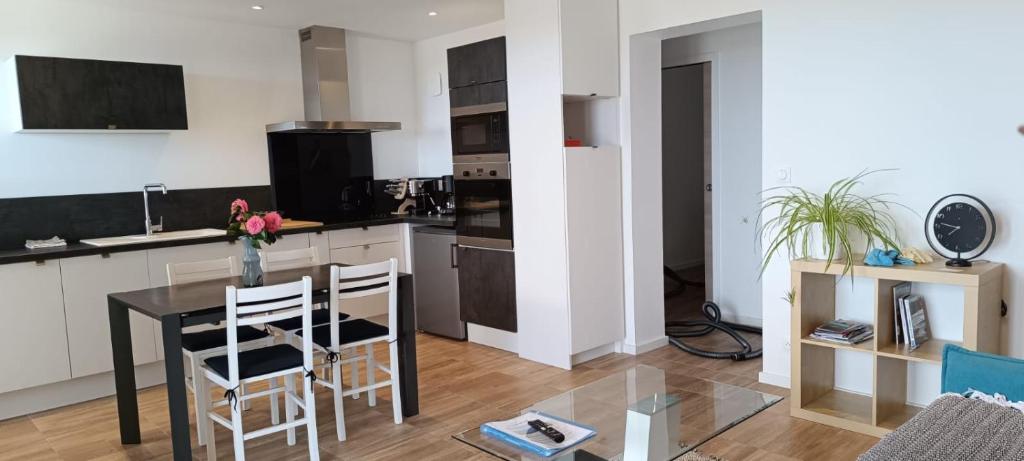 een keuken met een tafel en stoelen in een kamer bij Au point de vue in Perros-Guirec