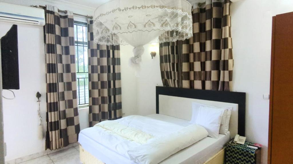 En eller flere senge i et værelse på KIGALI BLESSING APARTMENt