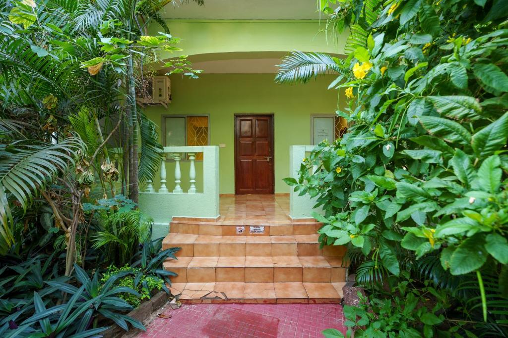 een gang van een huis met een bos planten bij Ohana guest house in Calangute