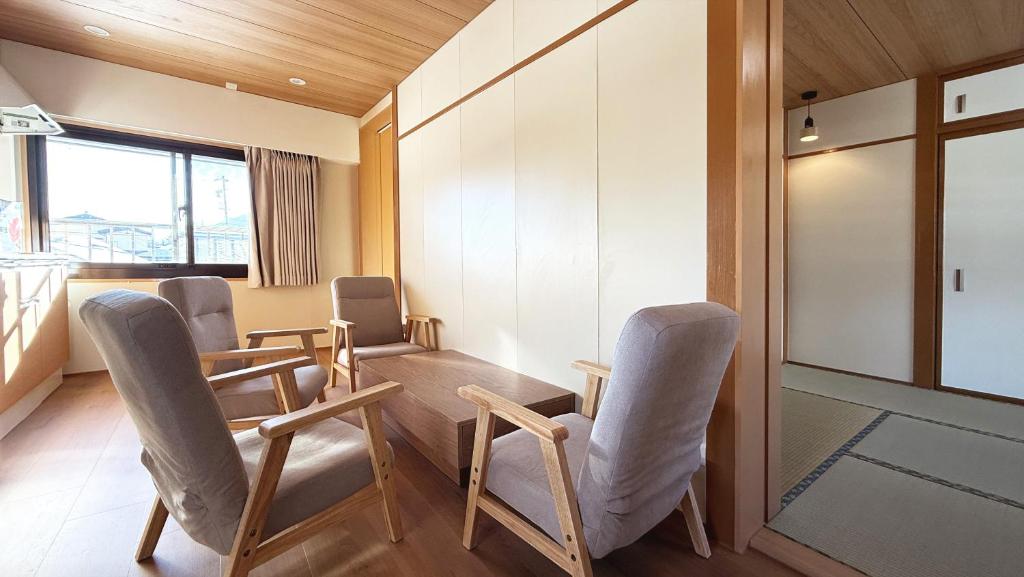 una sala d'attesa con sedie e un tavolo di 涼亭 川 Ryoutei Kawa a Hakuba