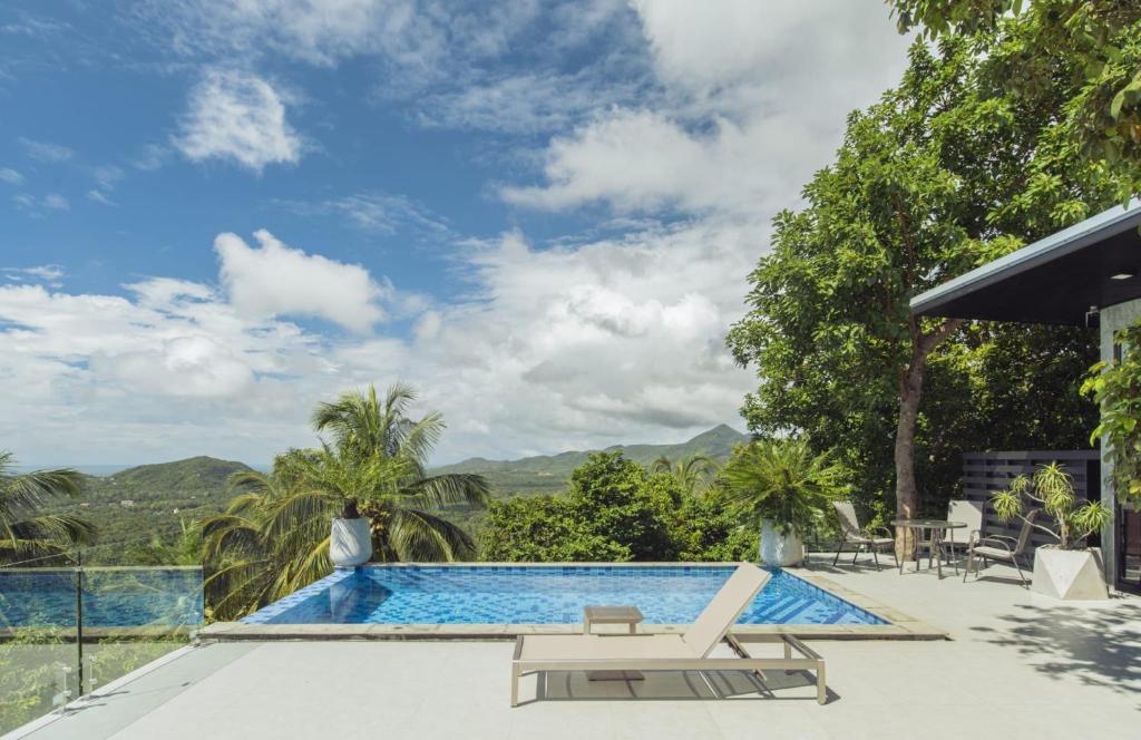 ein Schwimmbad mit Blick auf die Berge in der Unterkunft Eskobar Villa Exclusive in Baan Tai