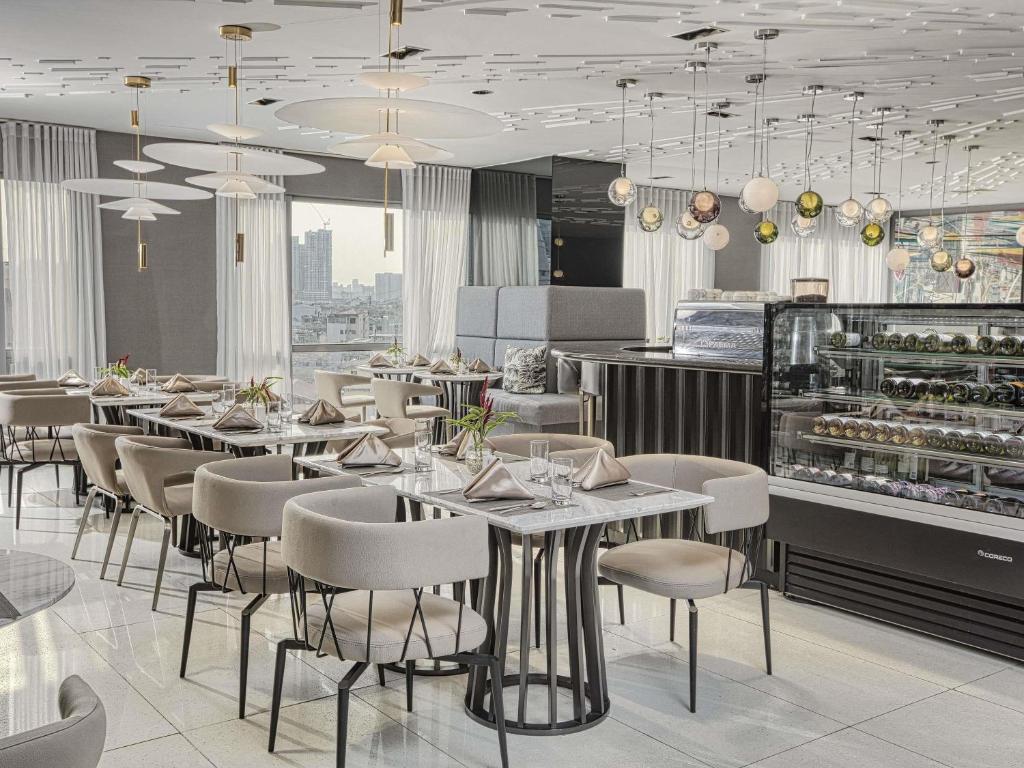 Restaurace v ubytování Novotel Suites Manila at Acqua