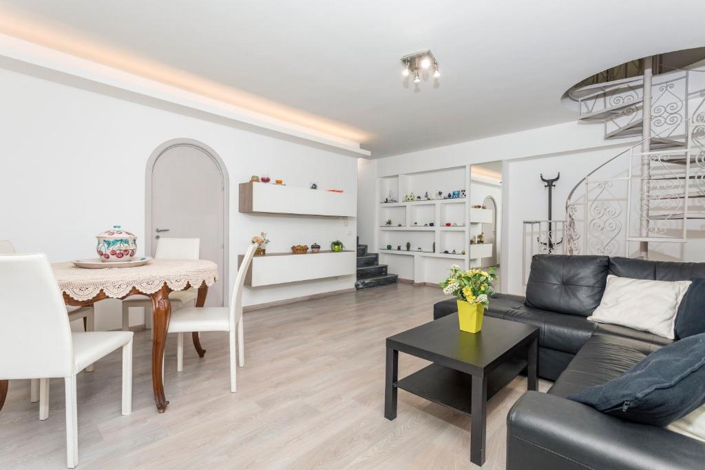 un soggiorno con un divano e un tavolo di Domus Elisae - Taormina a Taormina