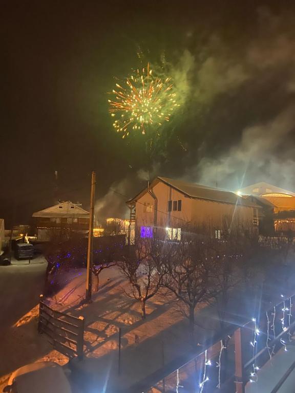 un camion dei pompieri con fuochi d'artificio nel cielo di notte di ARY Montan a Petroşani