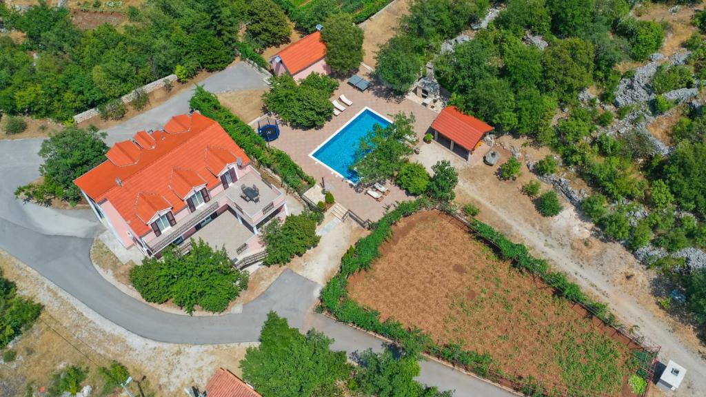 Swimmingpoolen hos eller tæt på Villa Stipe - Makarska by Villas Guide