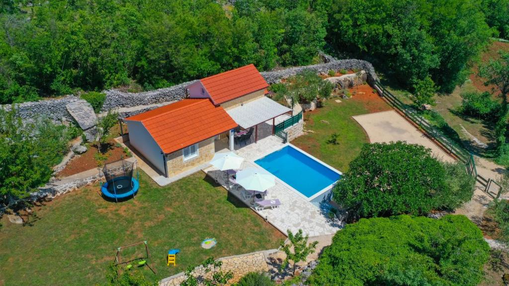 een bovenaanzicht van een huis met een zwembad bij Villa Primabella -Makarska by Villas Guide in Poljica