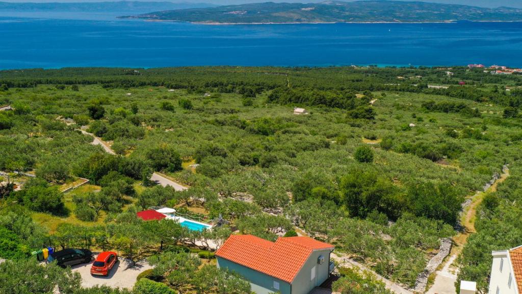 een luchtzicht op een huis met een rood dak bij Villa Radic - Makarska by Villas Guide in Baška Voda