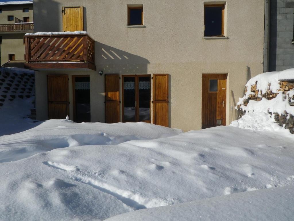 een hoop sneeuw voor een gebouw bij Gite Le Croé in La Celle-sous-Gouzon