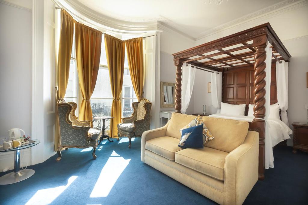 ein Schlafzimmer mit einem Bett, einer Couch und einem Stuhl in der Unterkunft INNit Blue Sky in Brighton & Hove