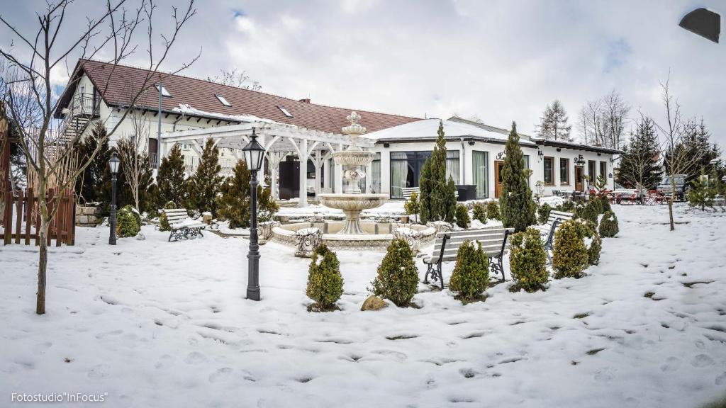 Forteca, pokoje gościnne nad stawem v zimě