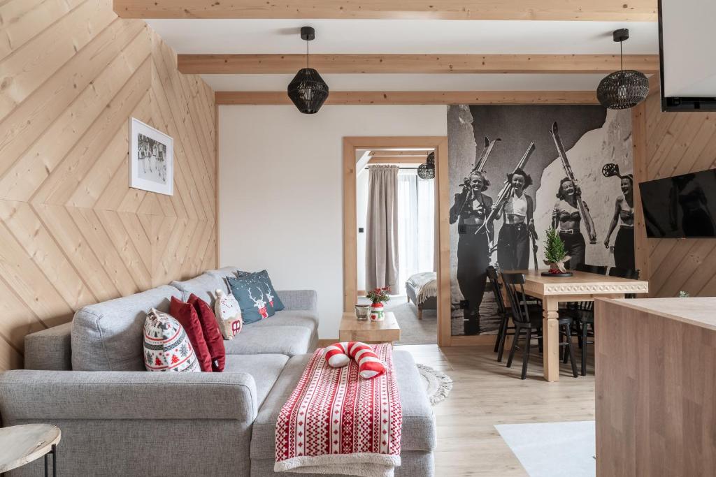 ein Wohnzimmer mit Sofa und Tisch in der Unterkunft Folkova 21 - Apartamenty in Biały Dunajec