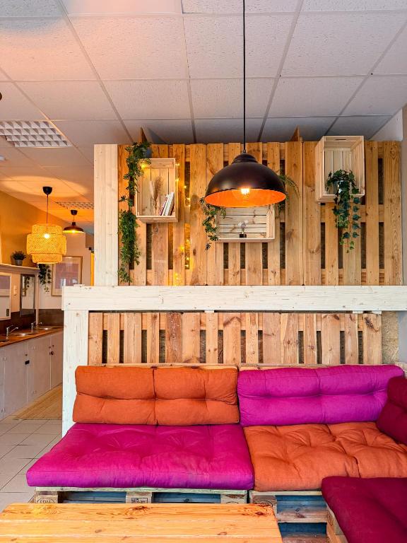 un divano in una cucina con un divano rosa di Urban Capsule a Dresda