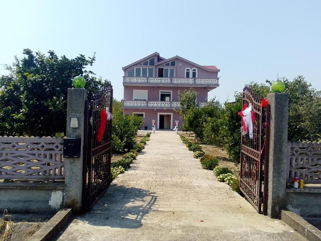 Bygningen som villaen ligger i