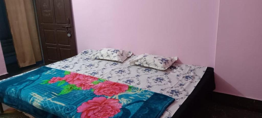 En eller flere senge i et værelse på ganga kashi niwas