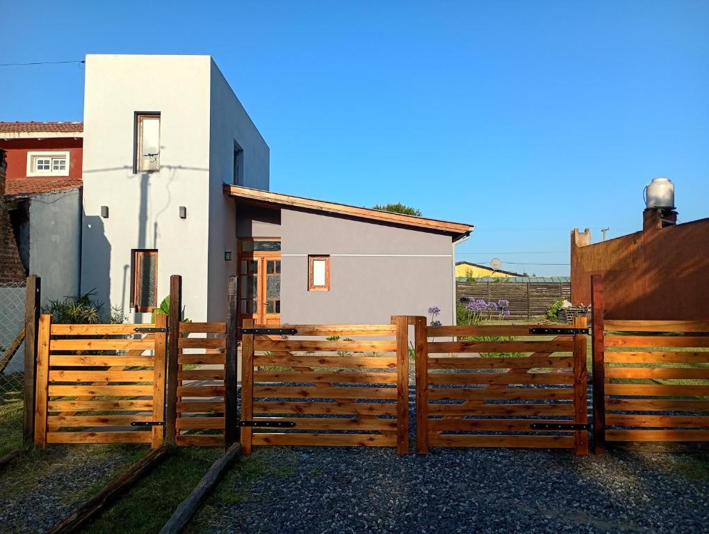 a wooden fence in front of a house at Casa en Cobo-Parque Lago in Mar de Cobo