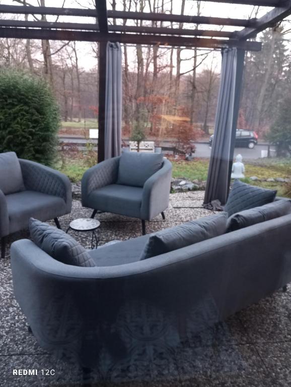 a couch and two chairs in a yard at GOLF-Lodge in Stromberg