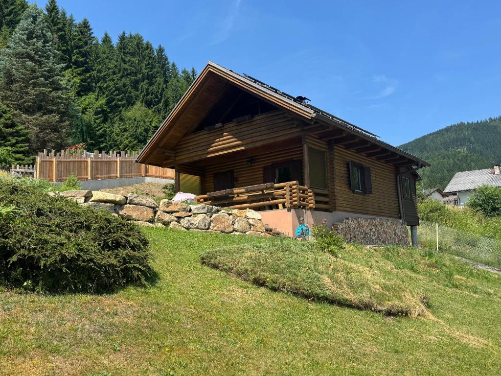 ein kleines Holzhaus auf einem Hügel mit Hof in der Unterkunft Ferienhaus Parschlug in Parschlug