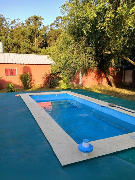 ein Swimmingpool in einem Garten mit einem Haus in der Unterkunft complejo parenzo in Camet