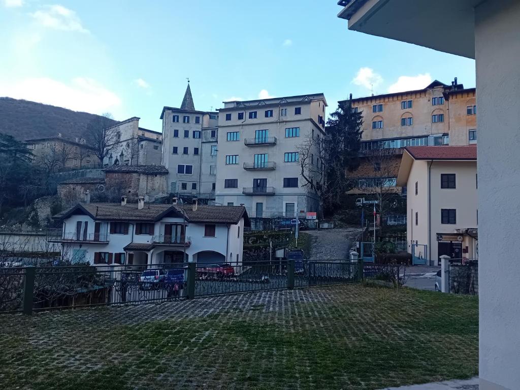 uitzicht op een stad met gebouwen op de achtergrond bij La Casa di Rossella - pernottamento senza colazione in Scanno