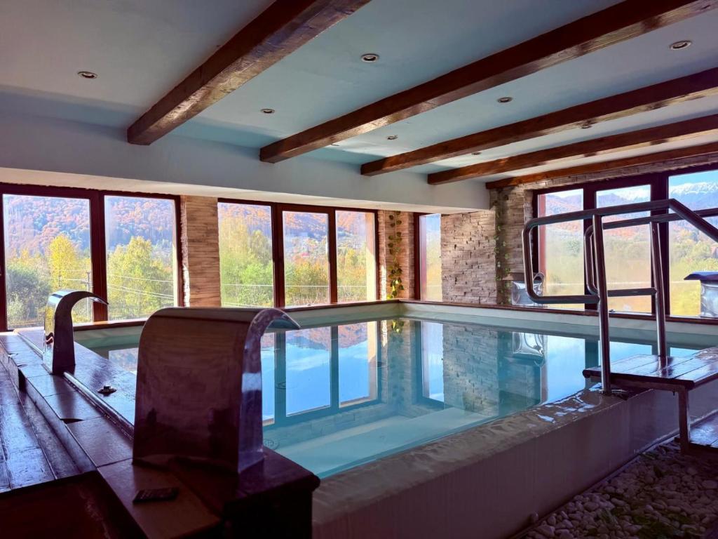 una grande piscina in una casa con finestre di Hotel Draculaa Bran a Bran