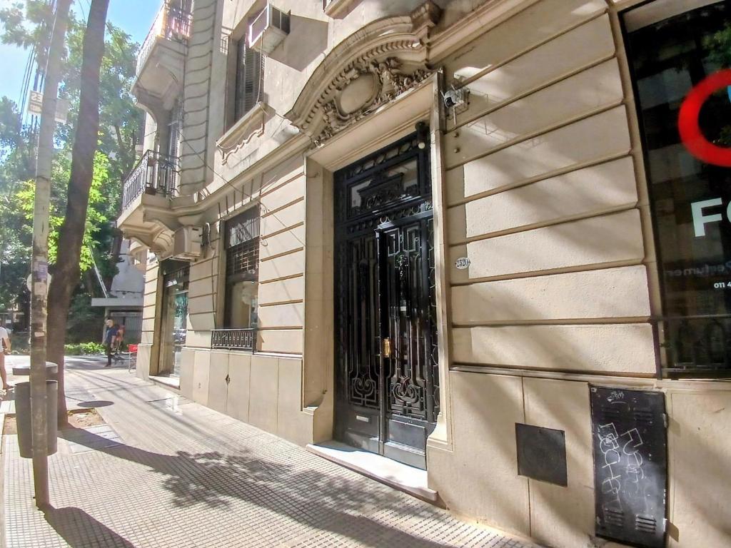 a building with a black door on a city street at Departamento hasta 7 personas en Recoleta in Buenos Aires
