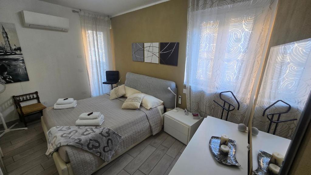 een kleine slaapkamer met een bed en twee tafels bij VARESE PRIME - Air Conditioning, 2 Baths, 2 Parking, City Centre, 200 mt Villa Esengrini Montalbano, NO Keybox in Varese