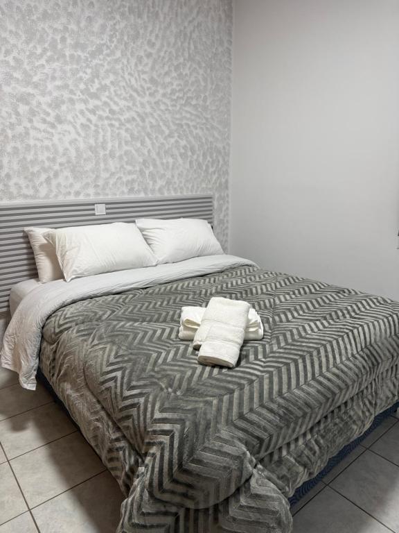 En eller flere senge i et værelse på Oneiro Apartment