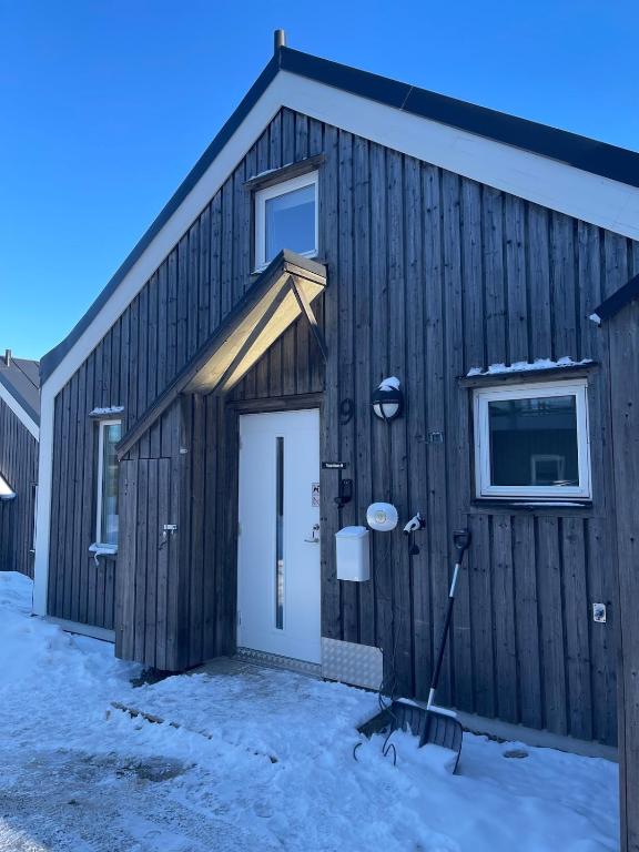 Ski-in, ski-out med milsvid utsikt och bastu