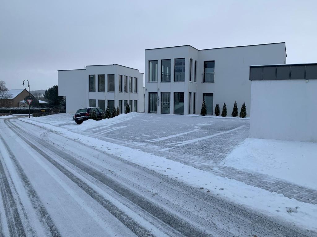 Eifel24, neues und barrierefreies Appartement mit Terrasse v zimě