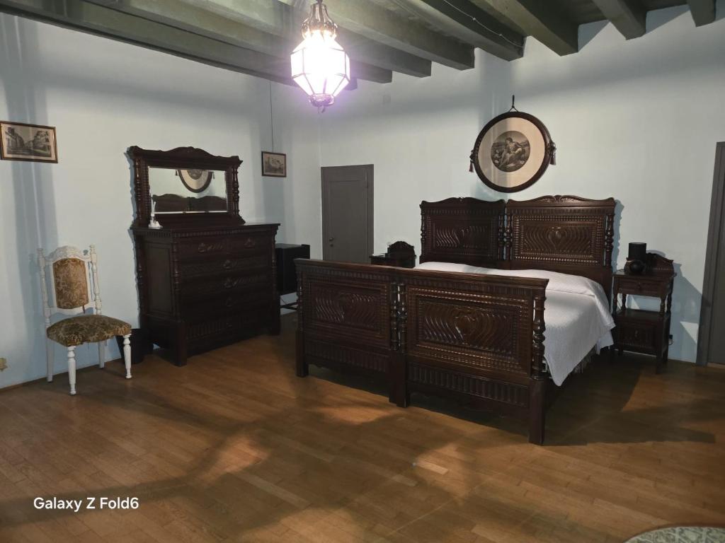 een slaapkamer met 2 houten bedden en een spiegel bij Villa Trigatti 