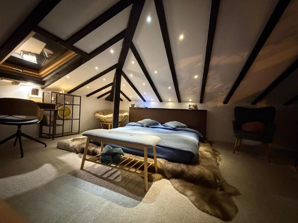 een slaapkamer met een groot bed op zolder bij Къща за гости Mia Maria in Tutrakan