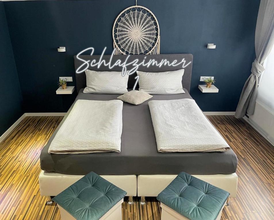 Postel nebo postele na pokoji v ubytování Schicke Ferienwohnung mit Harzblick für 1-2 oder 1-4 Personen