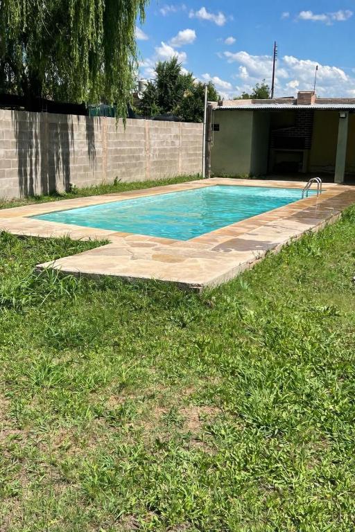 a swimming pool in a yard next to a house at Casa El Trapiche Lo Altos in Trapiche