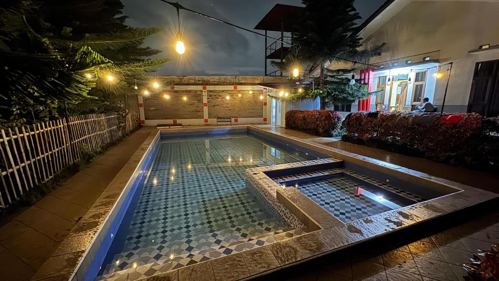 Swimmingpoolen hos eller tæt på Garden Villa Lembang 3 Kamar Kolam Bersama