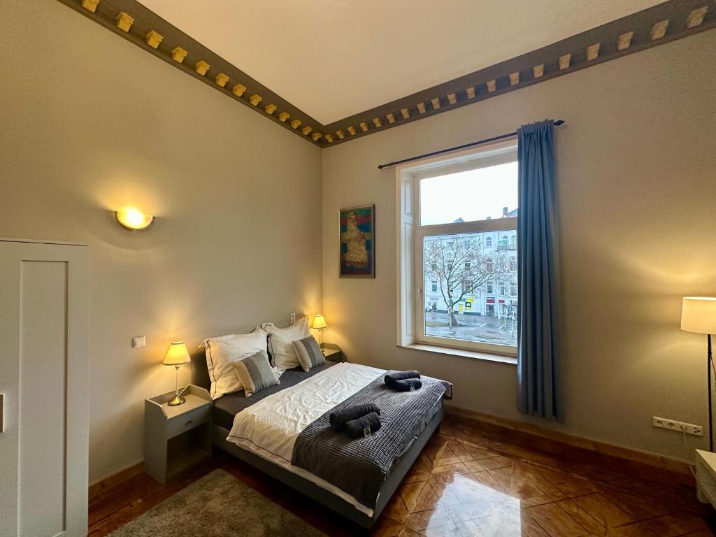una camera da letto con un letto e una finestra di Elegantes Innenstadt Apartment a Brema