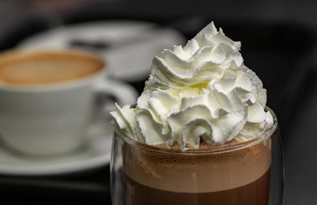 una tazza di caffè con panna montata sopra di Spread Eagle Inn a Stourton