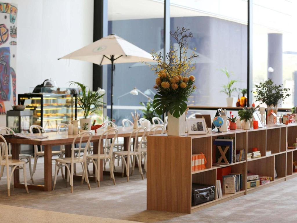 een eetkamer met een tafel en stoelen bij Art Series - The Larwill Studio in Melbourne