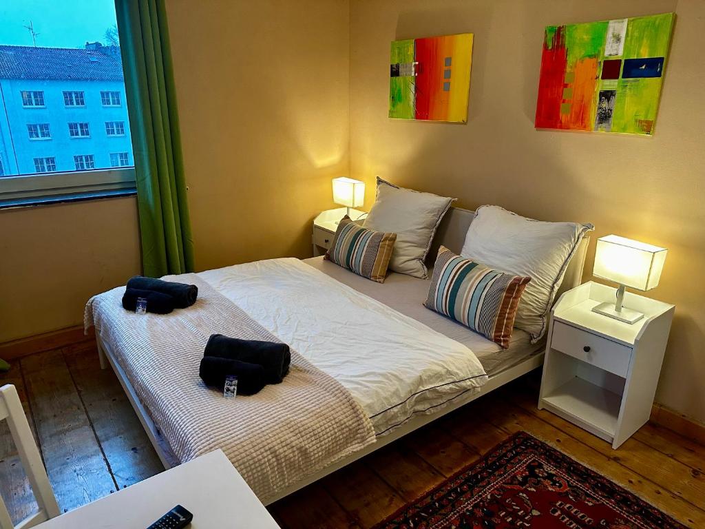 una camera da letto con un letto con due borse sopra di Stilvolles Landhausstil Apartment - Zentral a Brema