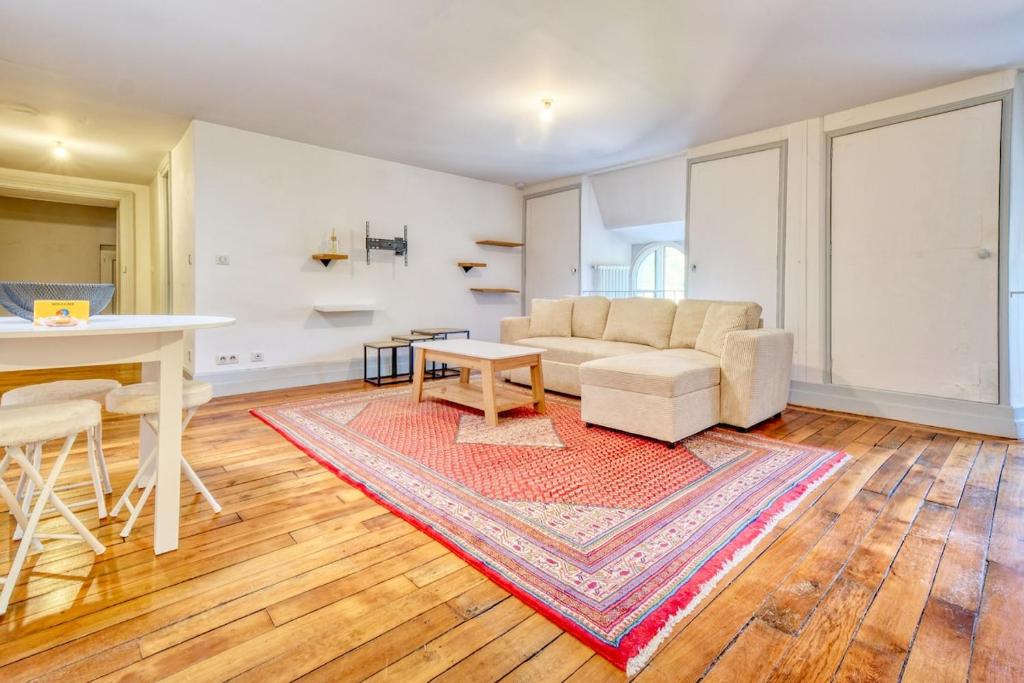 Posezení v ubytování Le logis du château - parc, rivière, nature et élégance aux portes de Périgueux