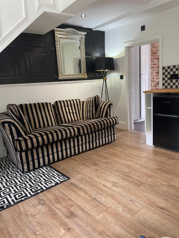 un soggiorno con divano e cucina di Birdellas the eleganant one a Castle Donington