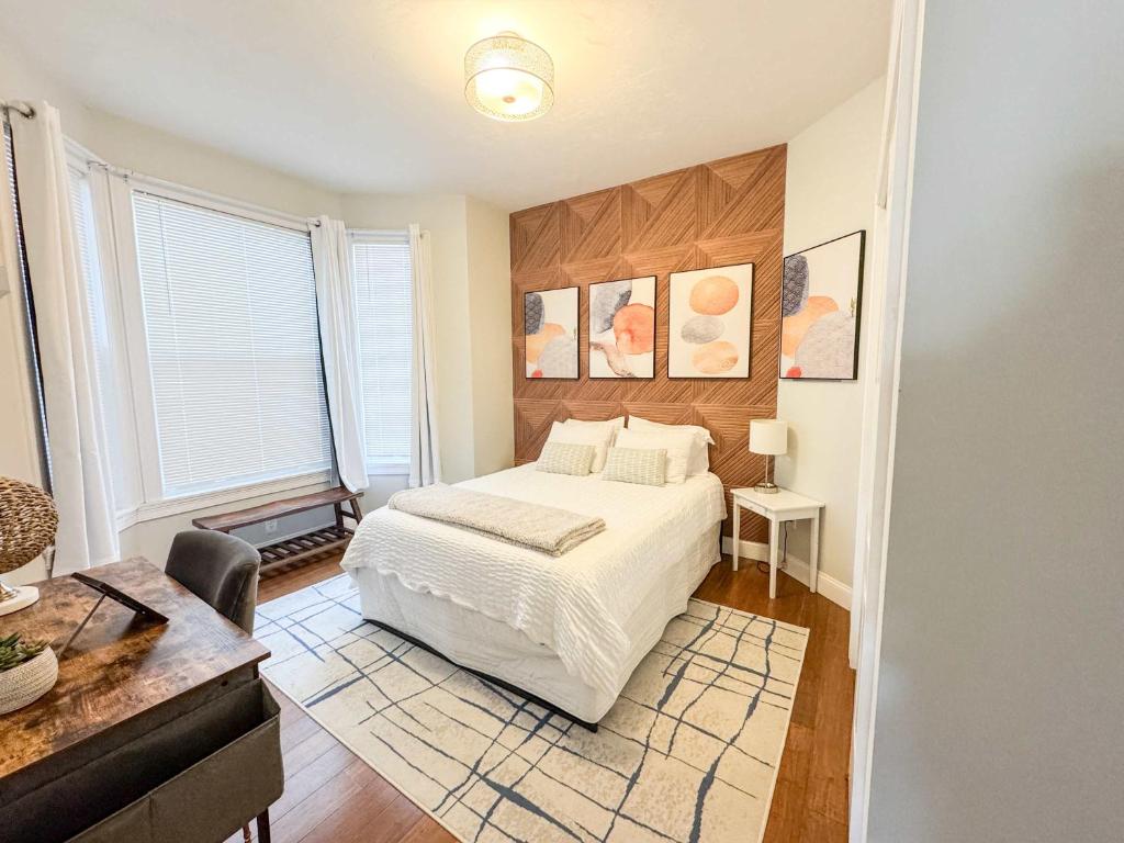 En eller flere senge i et værelse på Jennifer's Chic 2nd Floor Apt Private Deck w Views