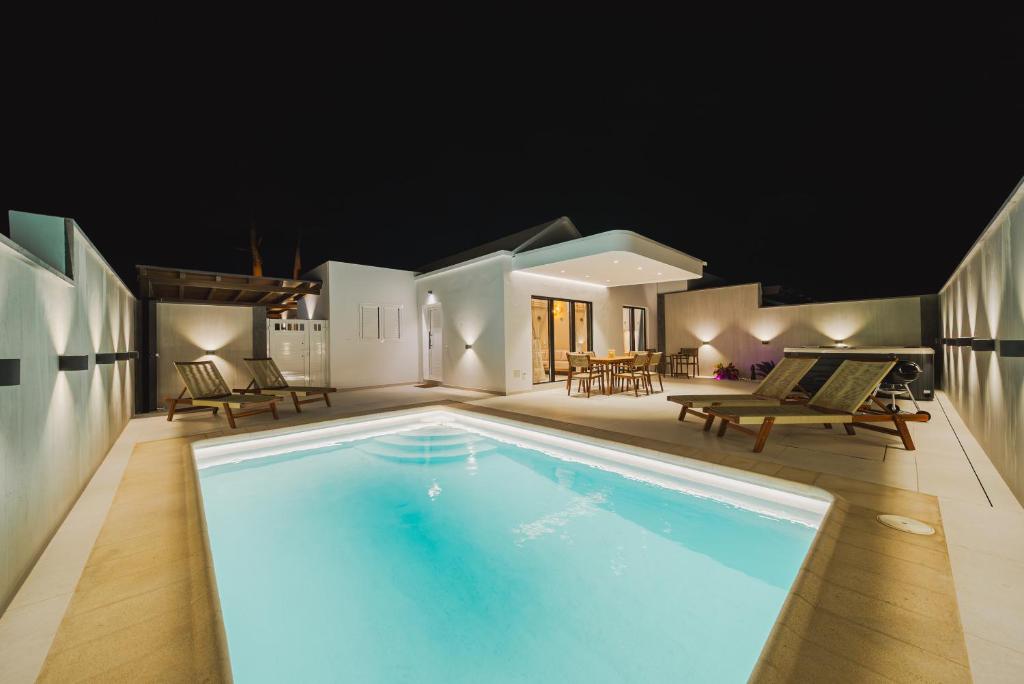 een zwembad in het midden van een huis bij Villa Moon in Tías